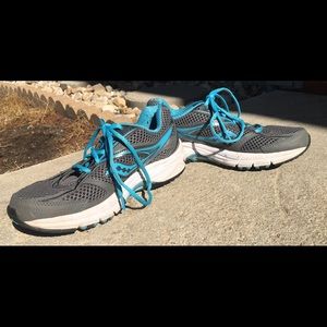 Saucony gym shoes size 9 USA.